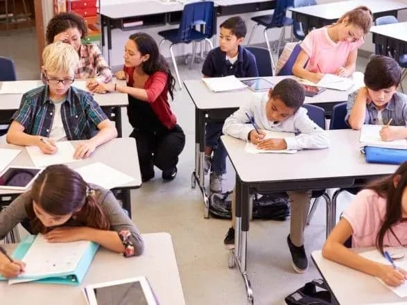 У США закривають школи через спалах COVID-19