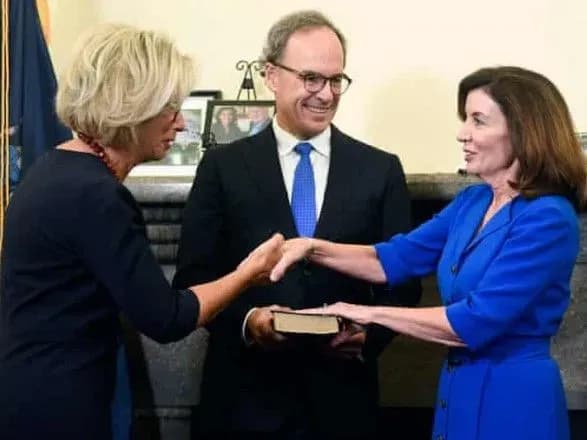 В Нью-Йорке впервые губернатором стала женщина