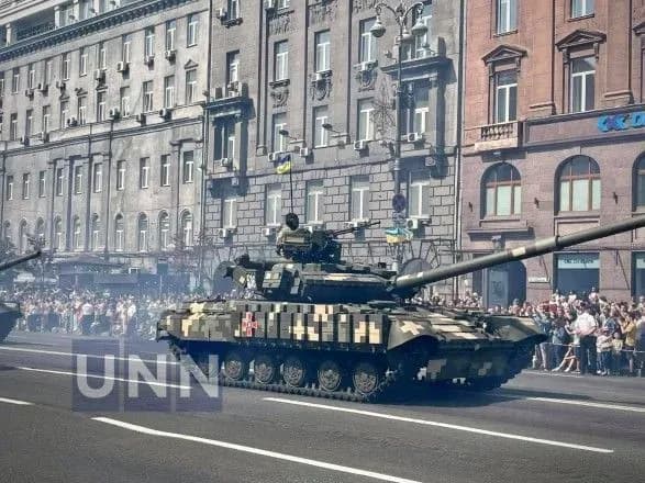 Парад до Дня Незалежності: Хрещатиком поїхала військова техніка