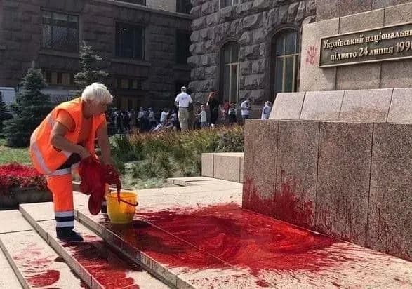 Чоловіку, який облив фарбою флагшток біля КМДА, повідомили про підозру