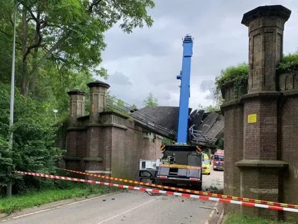 В Нидерландах автокран протаранил железнодорожный мост XIX века