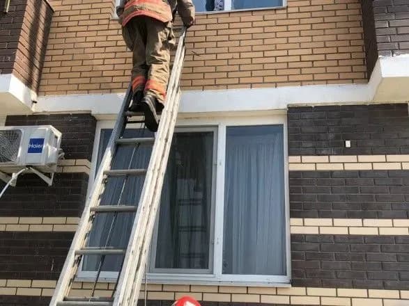 Був сам удома: на Одещині хлопчик виліз на підвіконня другого поверху