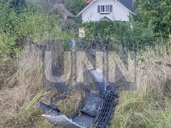 У Києві троє чоловіків на Peugeot вилетіли у кювет та намагались втекти