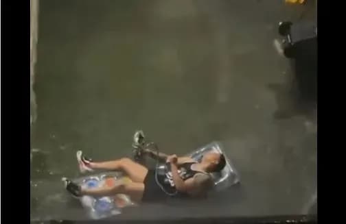 У Нью-Йорку під час урагану “Іда” чоловік плавав на надувному матраці: відео підкорило мережу