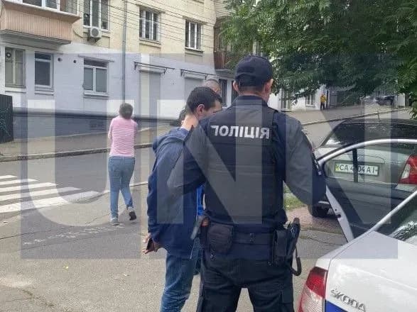 Побилися через жінку: у Києві чоловік вдарив ножем товариша, той - загинув