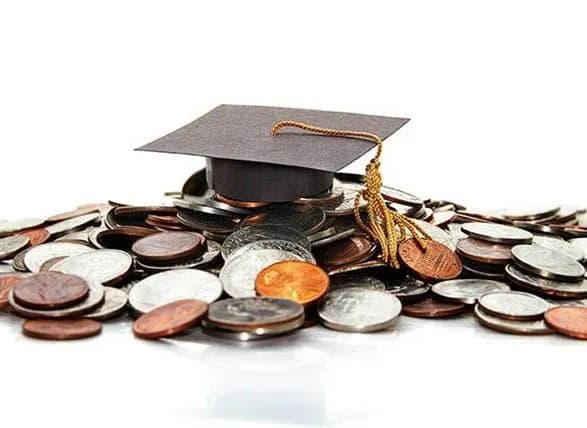 Заробляє в Україні, а кошти виводить за кордон: одеський топ-чиновник заплатив 10 тисяч доларів за навчання в Чехії