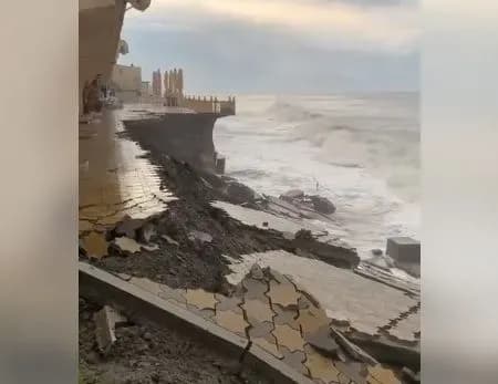 Негода в Сочі: через сильні шторми в місті "змило" центральну набережну
