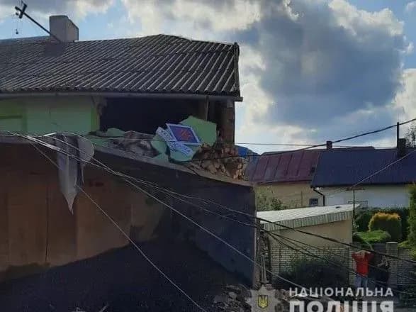 Смертельна ДТП у Львівській області: вантажівка в'їхала у магазин, серед загиблих неповнолітня