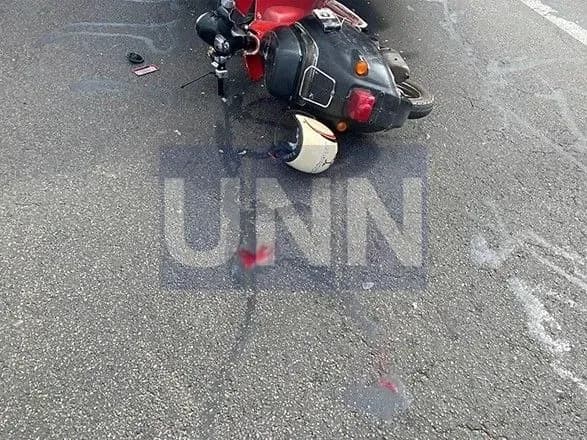 У Києві двоє молодиків на мопеді на повній швидкості влетіли у вантажівку