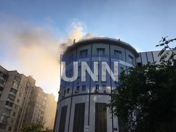 На столичних Позняках горить бізнес-центр