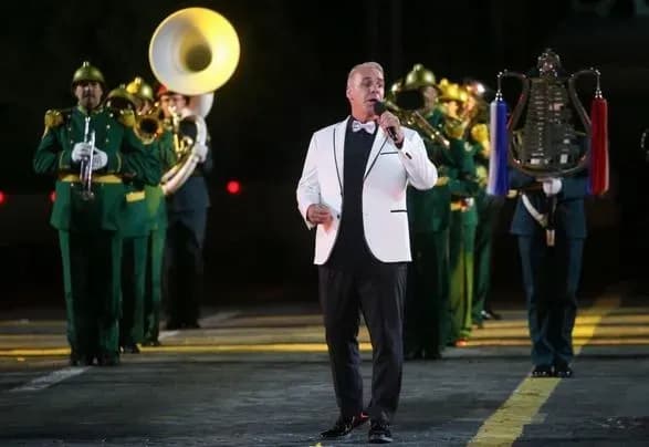 У білому піджаку і з трьома військовими оркестрами: соліст Rammstein після попередження від російських силовиків виступив на Красній площі