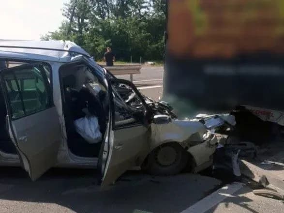 На Буковині легковик зіткнувся з вантажівкою: загинула вагітна