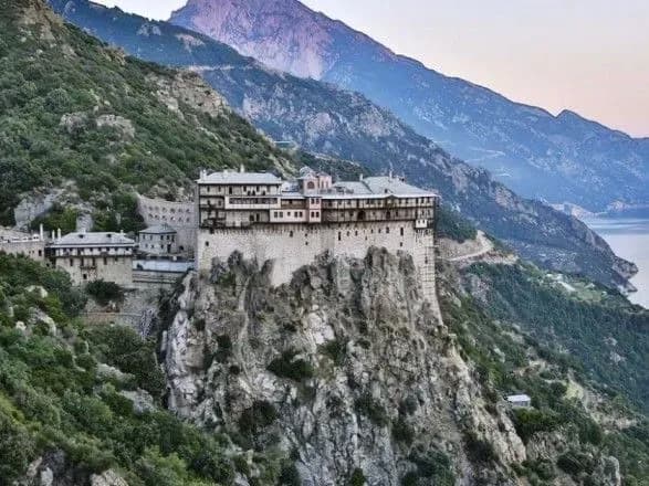 У Греції на святій горі Афон спалахнули лісові пожежі