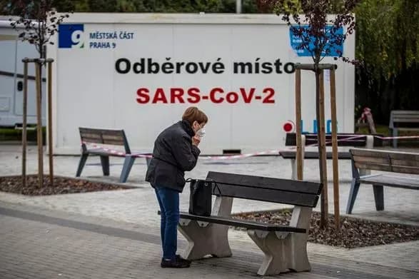 Кількість щоденних випадків COVID-19 у Чехії досягла максимуму від травня