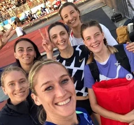 Легкоатлетка Магучіх знову сфотографувалась з росіянкою Марією Ласіцкене