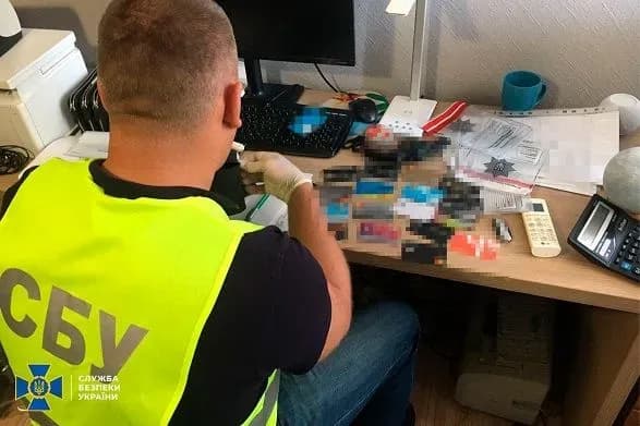 Ділок налагодив збут фейкових "COVID-довідок" для подорожей: підробив до 10 тис. документів