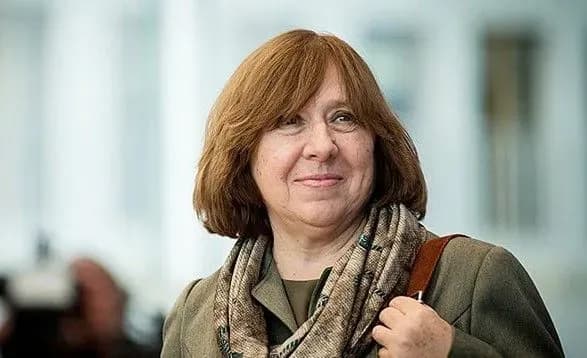 В Беларуси из учебника по истории убрали Алексиевич и Шушкевича