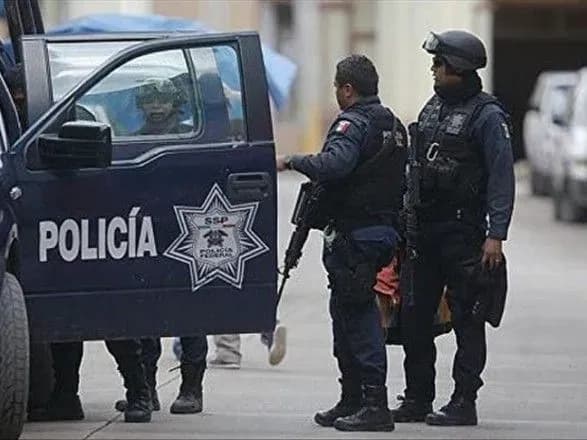 У Мексиці позашляховик протаранив кафе, 7 людей поранено