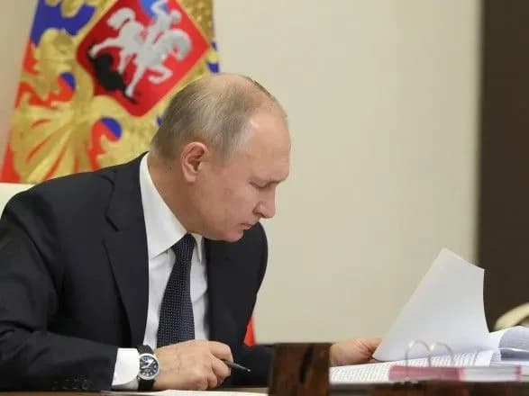 Путін пішов на самоізоляцію через "виявлення випадків коронавірусу у своєму оточенні"