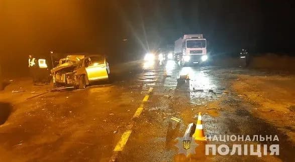 Кросовер зім'яло через удар у фуру: у ДТП на трасі загинули троє людей