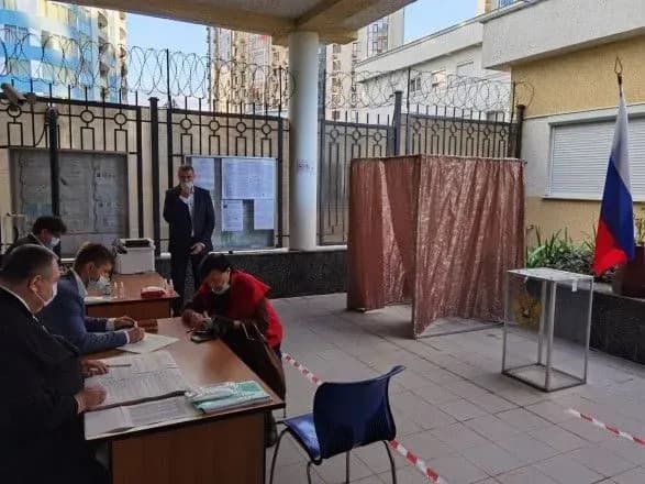 У Зеленського пояснили, чому в Україні не заборонили роботу виборчих дільниць РФ