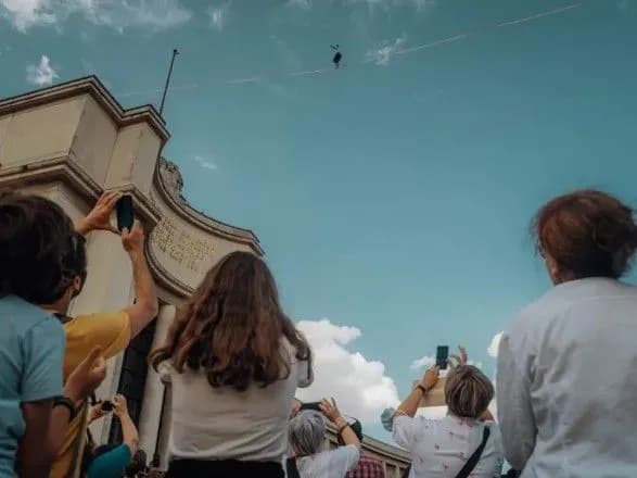 На висоті 70 метрів: французький акробат здійснив перехід по канату від Ейфелевої вежі до театру Шайо