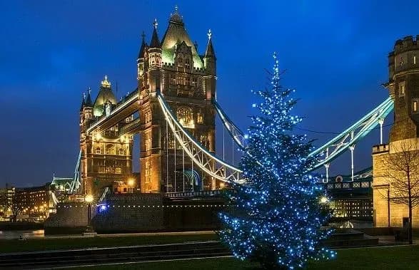 Джонсон заявил, что в Британии не планируют отменять Рождество из-за COVID-19