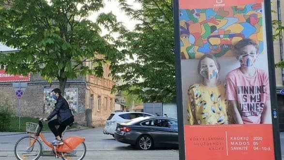 Литва снова планирует сделать маски обязательными в помещениях