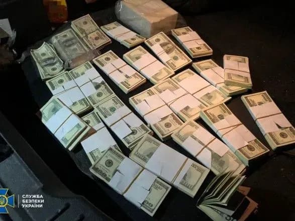 Подделали четверть миллиона долларов: в Киеве задержали фальшивомонетчиков