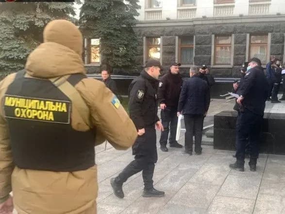 У будівлі Офісу Президента чоловік намагався спалити себе