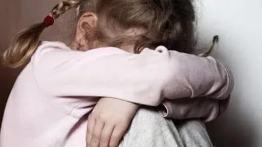 Заманив малолітню додому: 74-річному киянину повідомили про підозру за розбещення дівчинки