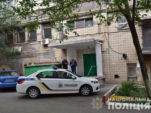 Спершу зарізав знайомого, а потім забарикадувався із донькою у підвалі: зловмисника затримали під час спецоперації