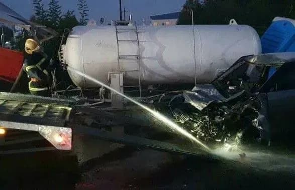 Під Києвом легковик зіткнувся з газовим модулем АЗС: одна людина загинула, одна - постраждала