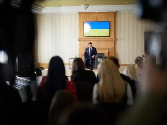 Зеленський вважає, що оточення Путіна не хоче їхньої зустрічі "тет-а-тет"