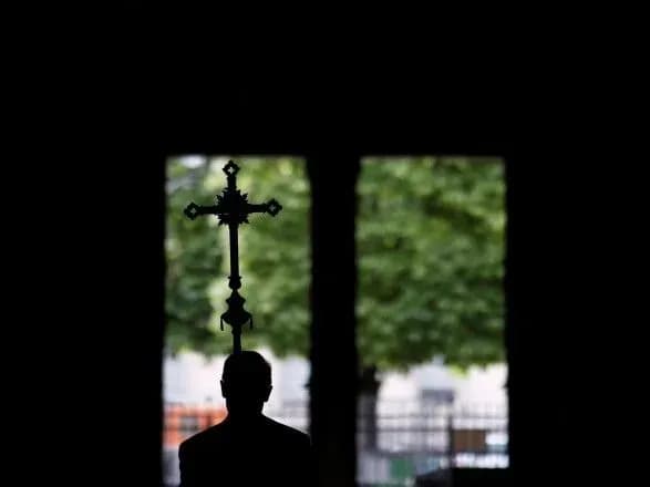 Скандал у Франції: за 70 років 330 тис. дітей стали жертвами сексуального насильства у католицькій церкві