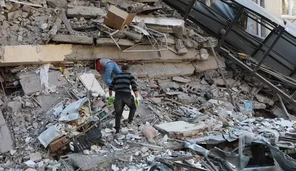 У Батумі з-під завалів дістали однорічну дитину. Малюк отримав незначні травми