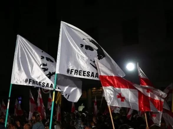 Біля в'язниці, де знаходиться Саакашвілі, збираються протестуючі: просять звільнити політика