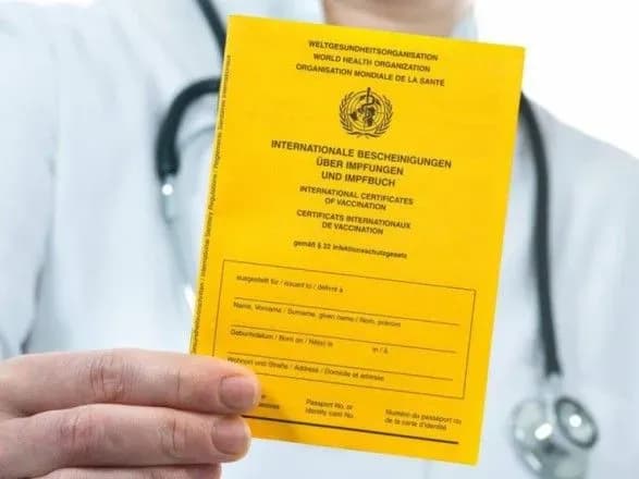 Перебувати у кафе та ресторанах зможуть тільки вакциновані – як Кабмін планує посилити карантин