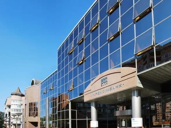 Напад на журналістів в “Укрексімбанку”: голову пресслужби банку відпустили під нічний домашній арешт