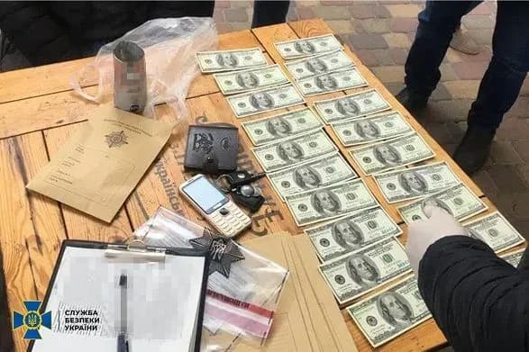 "Вкинули" в український валютний ринок сотні тисяч фальшивок: киянин організував схему збуту підроблених доларів