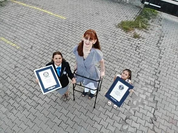Жінка з Туреччини стала найвищою у світі