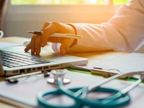 Виплата лікарняних: соцстрах повідомив про дефіцит коштів у 2,2 мільярда