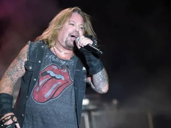 Вокаліст групи Motley Crue зламав ребра під час падіння зі сцени на концерті