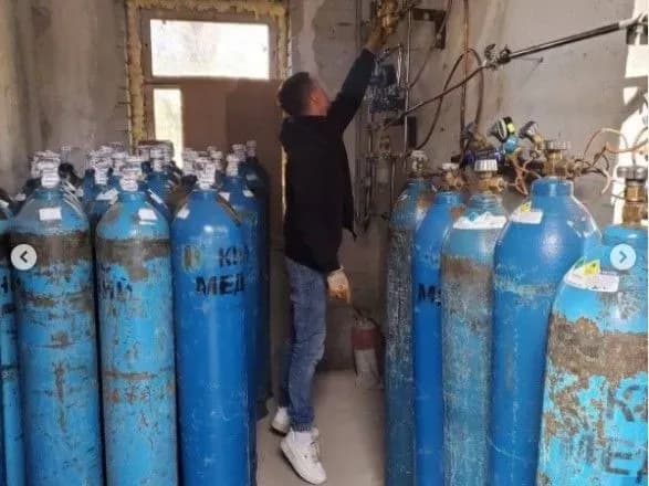 Добкін заявив, що будує кисневу трасу до лікарні поки Терехов розвішує гігантські піар-плакати