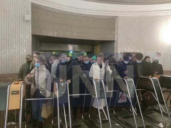 В столичном метро образовалось скопление людей из-за "действий против скопления людей"