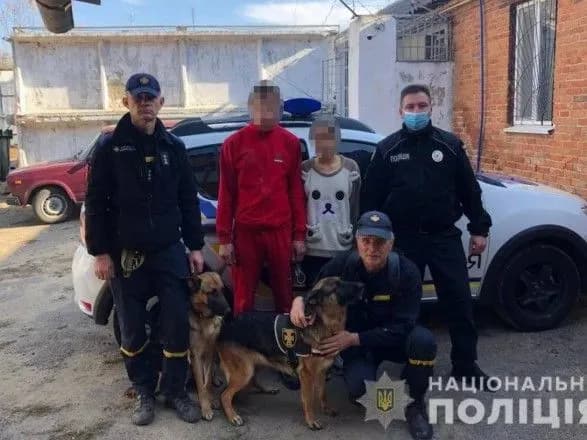 Искали пять дней: в Одесской области пара подростков сбежали в лес и устроили там временное жилье