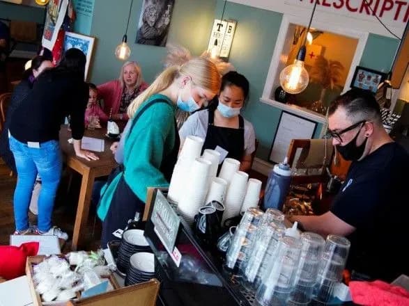 Черги у перукарні та ресторани: як Мельбурн насолоджується вихідними після довгого локдауну