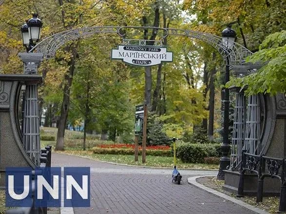 Киян попередили про сильний вітер, який утримається до кінця дня