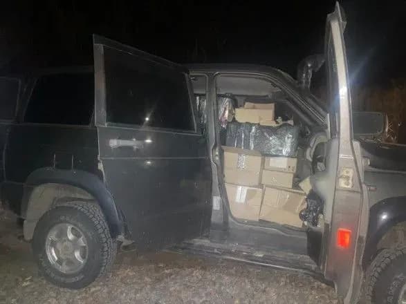 На кордоні з РФ виявили дві автівки з контрабандою та атрибутикою російських силовиків