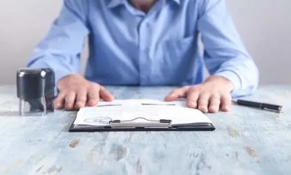 Невакцинованих чиновників та вчителів будуть відсторонювати від роботи з 8 листопада